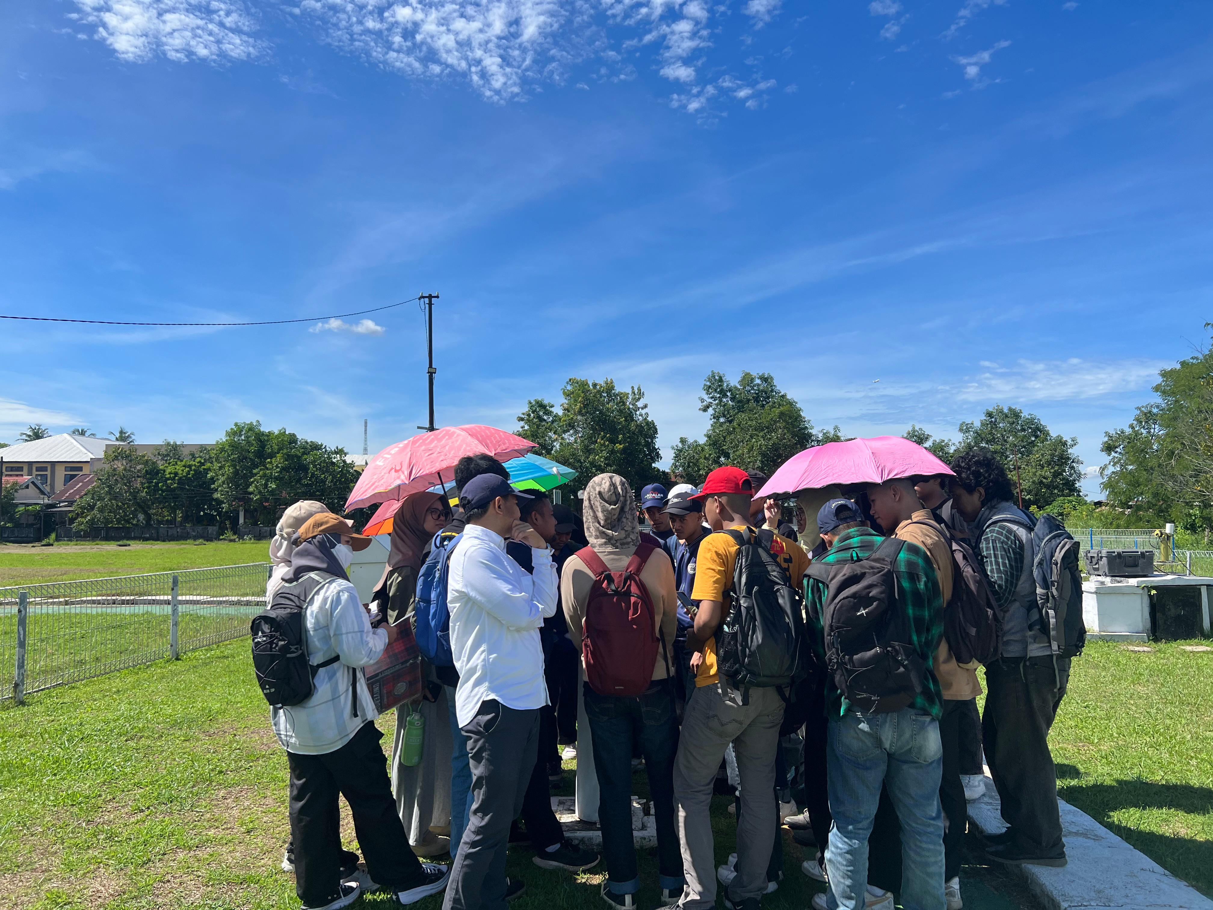 Mahasiswa Kehutanan Unismuh Makassar Laksanakan Praktek Lapang di BMKG Maros